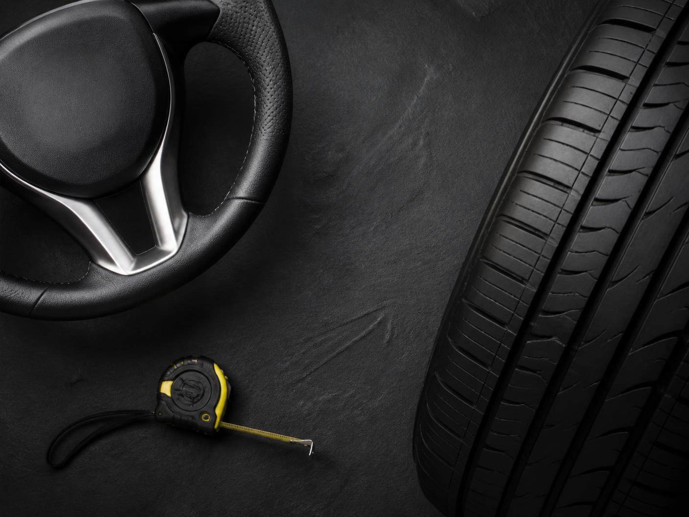 Steering wheel and tire tread seen from above